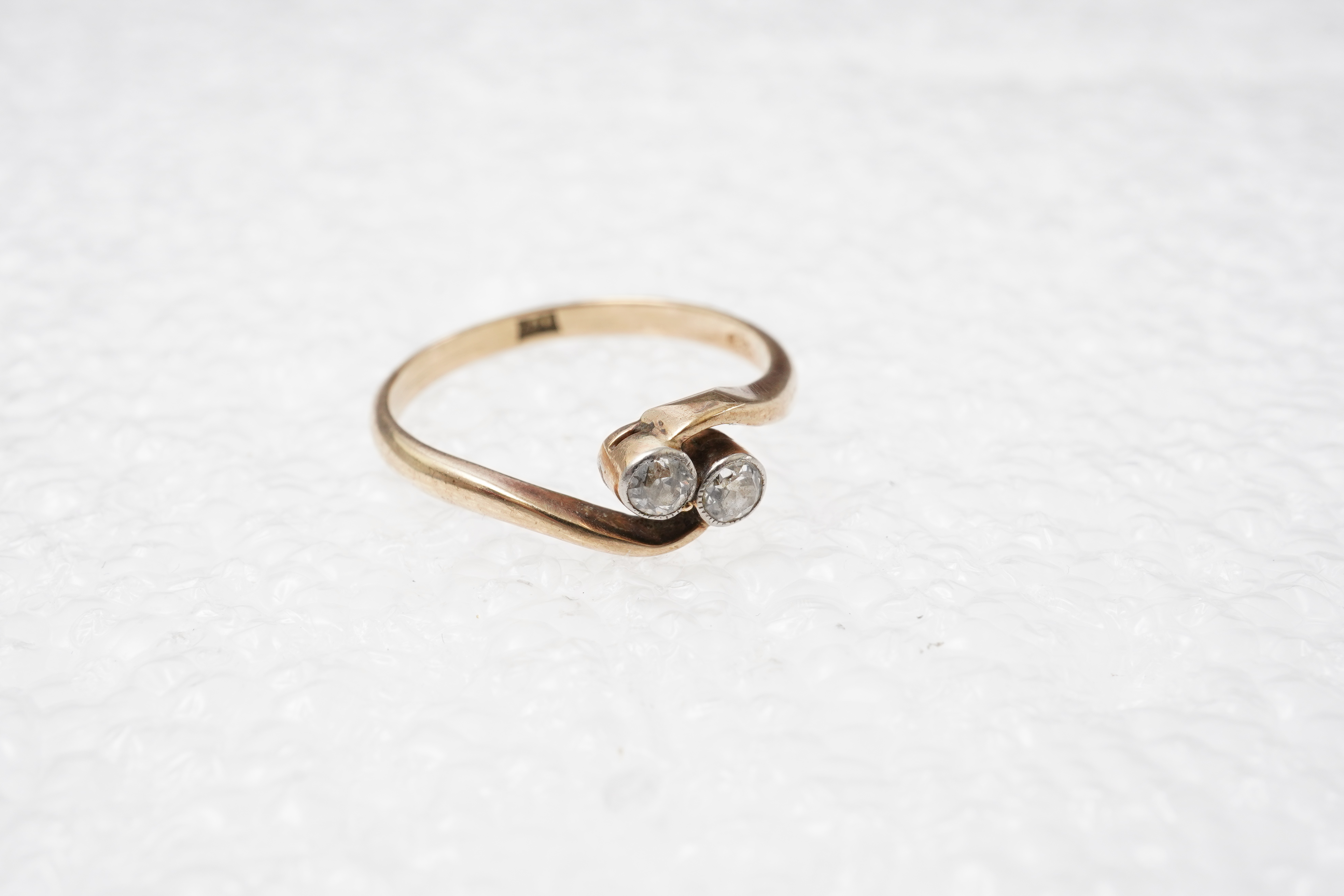 A diamond 'toi-et-moi' ring, early 20th century